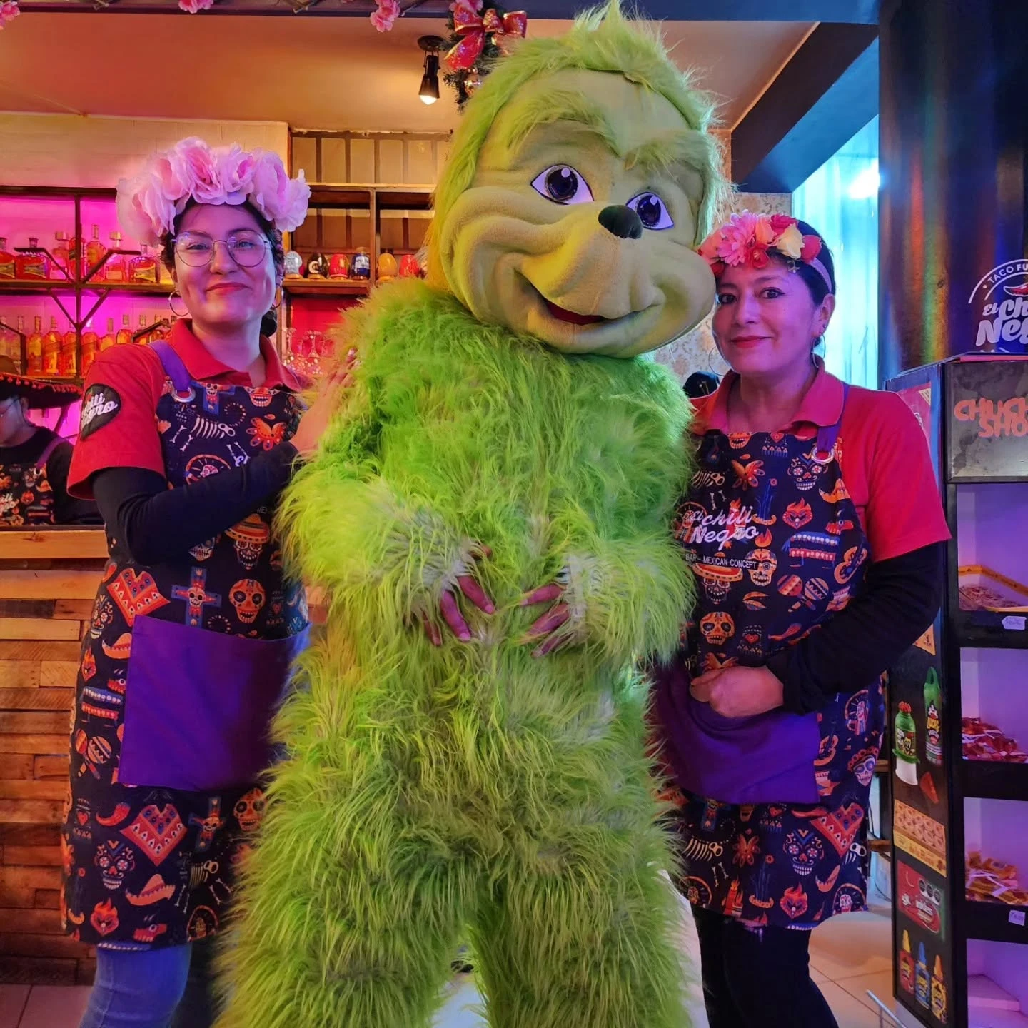 Equipo de El Chili Negro con un personaje navideño en un evento